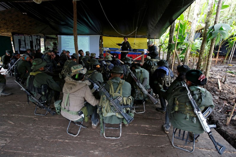 © Reuters. Membros das Farc durante discurso sobre o processo de paz entre o grupo e o governo