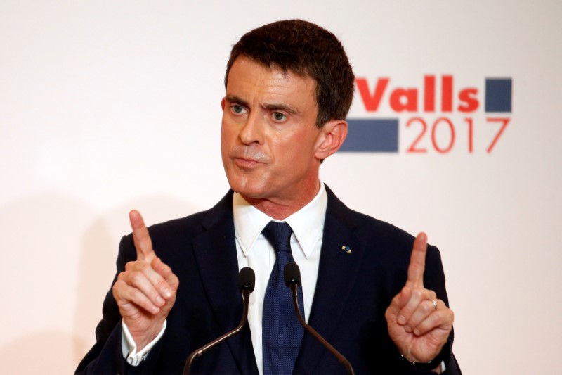 © Reuters. French politician and former Prime Minister Manuel Valls unveils his election platform to the media in Paris