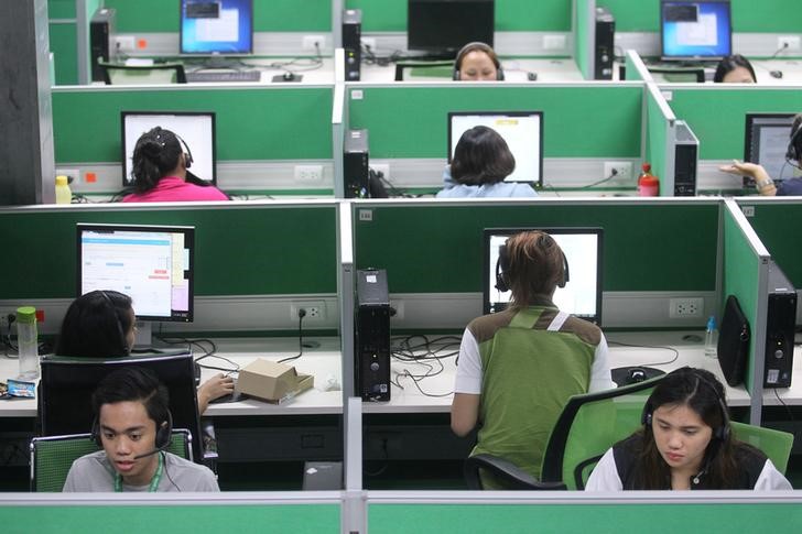 © Reuters. Attendees carry their resumes at a job fair in Washington