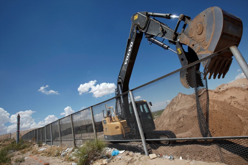 © Reuters. File Photo: Excavator removes a fence, which will be replace by a section of the U.S.-Mexico border wall at Sunland Park, U.S. opposite the Mexican border city of Ciudad Juarez