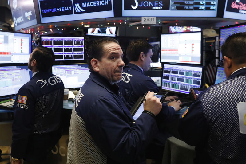 © Reuters. Traders work on the floor of the NYSE in New York