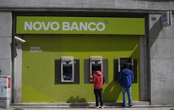 © Reuters. People use ATM machines at a Novo Banco branch in downtown Lisbon,