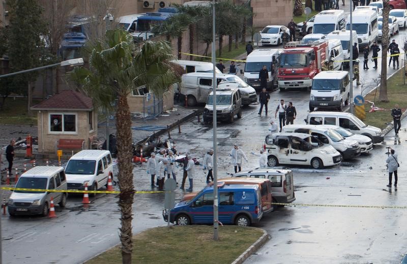 © Reuters. Peritos forenses analisam local após explosão do lado de fora de tribunal em Izmir, na Turquia