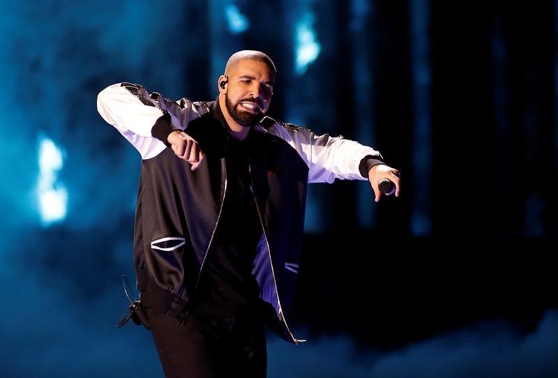 © Reuters. Drake performs during the iHeartRadio Music Festival at The T-Mobile Arena in Las Vegas