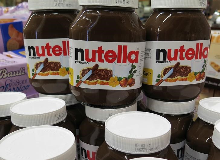 © Reuters. Nutella cans are seen in a Conad grocery shop in Rome