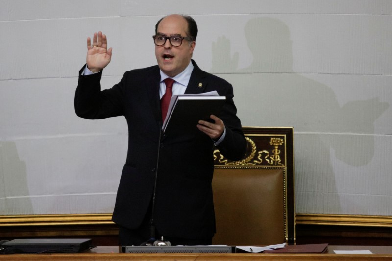 © Reuters. Julio Borges, deputy of Venezuelan coalition of opposition parties, takes the oath after being elected president of the National Assembly in Caracas