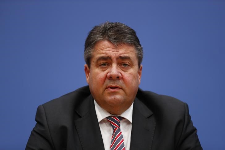 © Reuters. German Economy Minister Gabriel addresses a news conference in Berlin Germany
