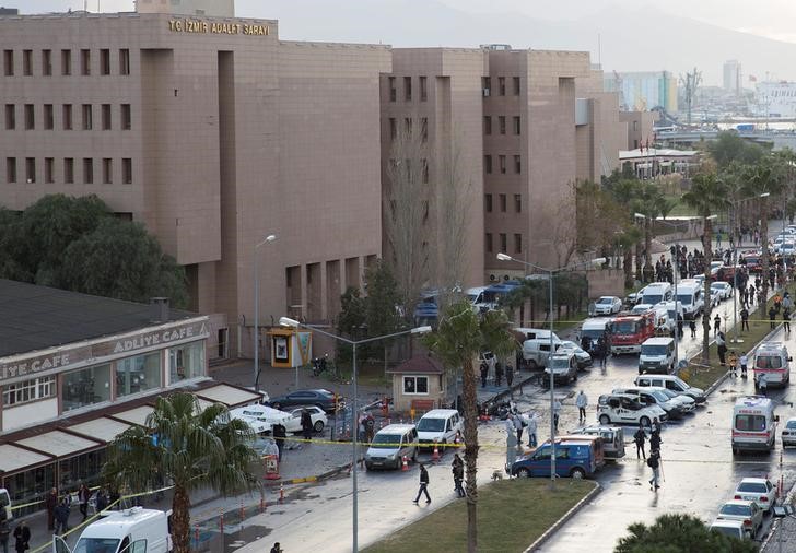 © Reuters. Peritos forenses analisam local onde carro-bomba foi detonado na cidade turca de Izmir