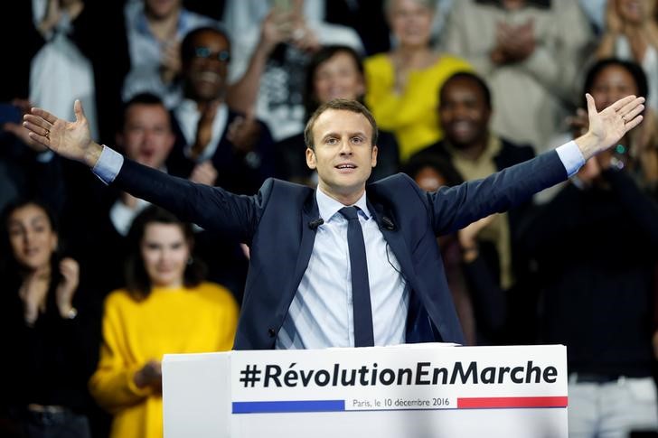 © Reuters. Candidato à Presidência da França, Emmanuel Macron, durante comício em Paris