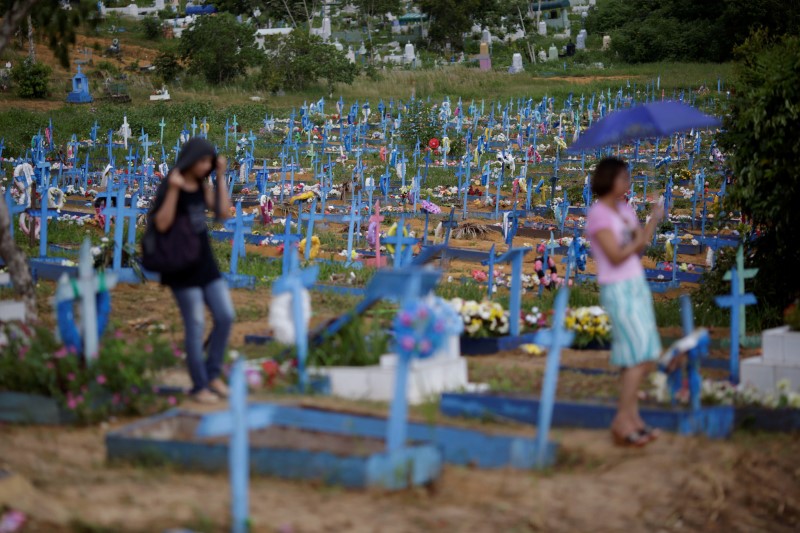 © Reuters. Cemitério Taruma durante enterro de detento morto em prisão de Manaus