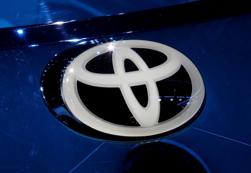 © Reuters. File picture of a Toyota logo at the Mondial de l'Automobile in Paris