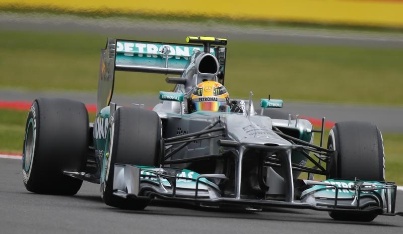 © Reuters. Mercedes Formula One driver Hamilton takes curve on his way to qualify for pole position of British Grand Prix at Silverstone