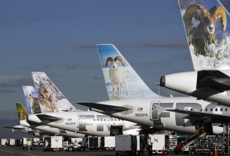 © Reuters. Frontier Airlines planes wait at their gates for the next batch of passengers at the Denver airport