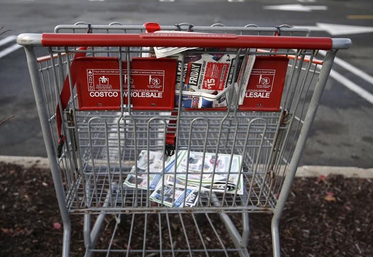 © Reuters. An empty shopping cart is seen in a shopping center parking lot in Westbury, New York