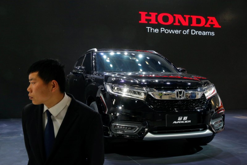 © Reuters. A security agent guards Honda Avancier SUV after it was presented during Auto China 2016 auto show in Beijing