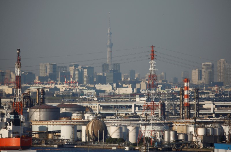 © Reuters. Chimneys of an industrial complex and Tokyo's skyline are seen from an observatory deck at an industrial port in Kawasaki