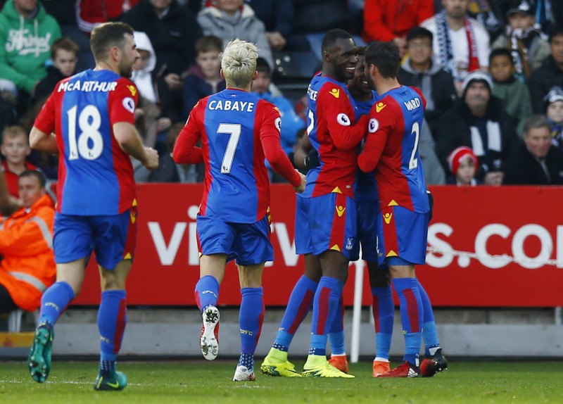 © Reuters. Crystal Palace's Wilfred Zaha celebrates scoring their first goal with team mates