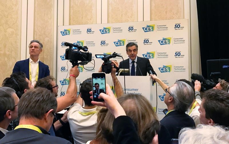 © Reuters. FILLON DIT VOULOIR FAIRE DE LA FRANCE UNE "SMART NATION"