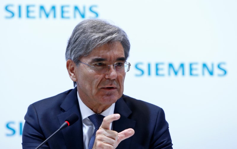 © Reuters. Siemens CEO Kaeser gestures during annual news conference in Munich