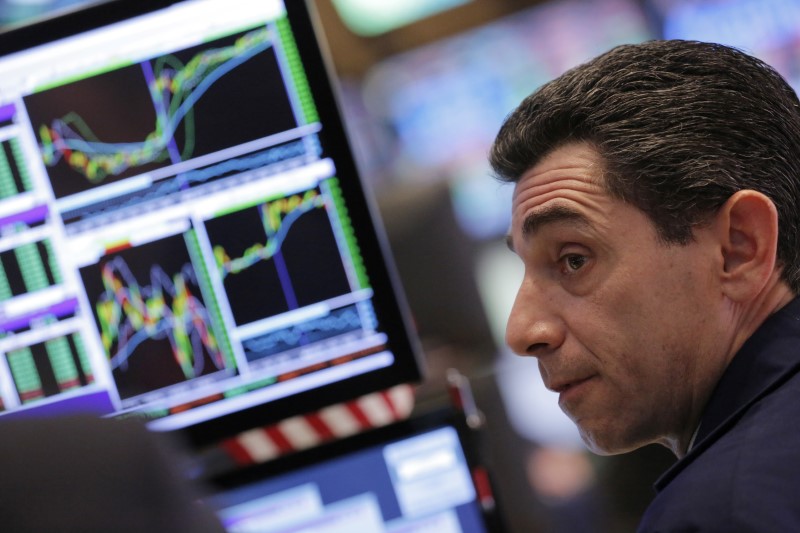 © Reuters. A trader works on the floor of the NYSE in New York