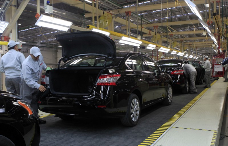 © Reuters. Employees work at a production line before the opening of Nissan's new plant in Aguascalientes