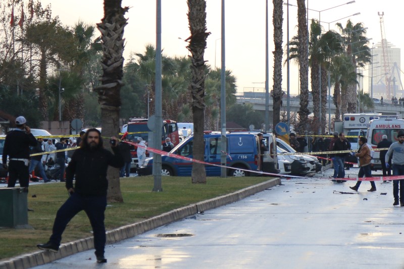 © Reuters. Polícia isola local após explosão do lado de fora de um tribunal em Izmir, na Turquia