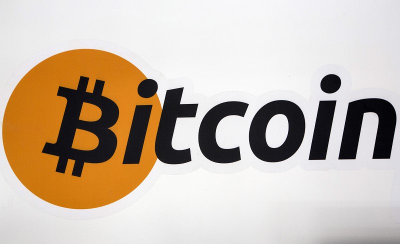 © Reuters. A Bitcoin logo is displayed at the Bitcoin Center New York City in New York's financial district