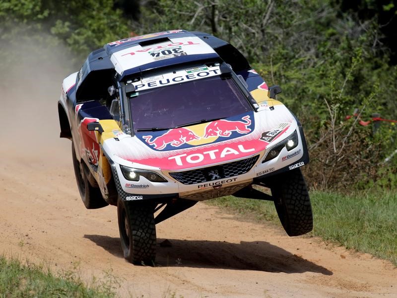 © Reuters. Carlos Sainz abandona el rally de Dakar tras un accidente