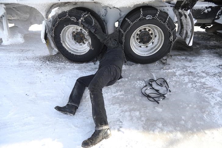 © Reuters. Homem retira correntes de seu caminhão durante nevasca em Lakeview, no Estado norte-americano de Oregon