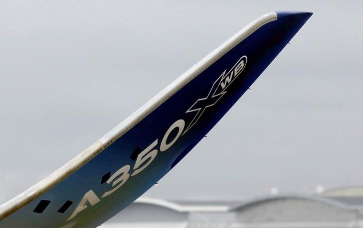 © Reuters. The logo of an Airbus A350 is pictured during the Airbus A350-1000 maiden flight event in Colomiers near Toulouse, Southwestern France