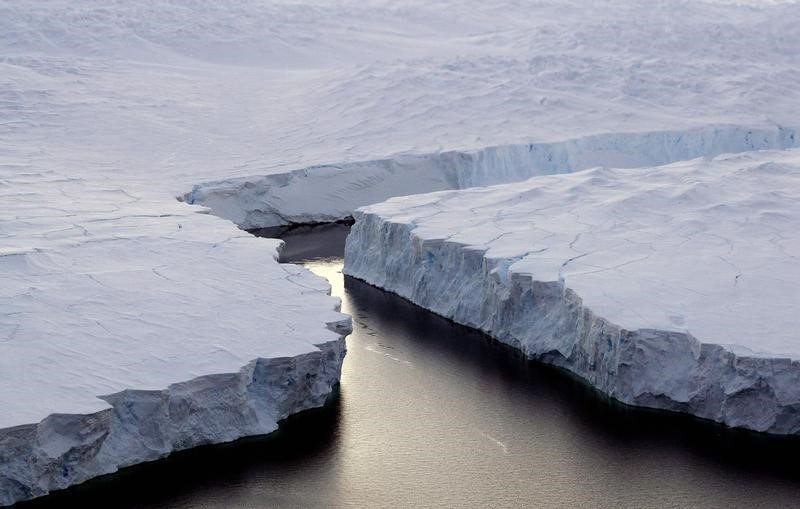 © Reuters. UN ICEBERG GÉANT VA SE DÉTACHER DE LA BARRIÈRE DE LARSEN, DANS L'ANTARCTIQUE