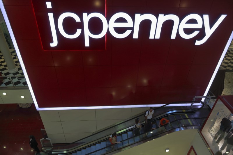 © Reuters. Customers ride the escalator at a J.C. Penney store in New York
