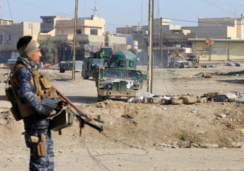 © Reuters. Military vehicles of the Iraqi rapid response forces are seen during a battle with Islamic State militants in Wahda district of eastern Mosul