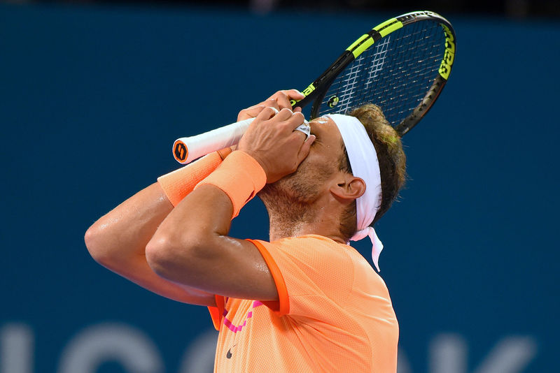 © Reuters. Raonic elimina a Nadal y se une a Wawrinka en las semifinales de Brisbane