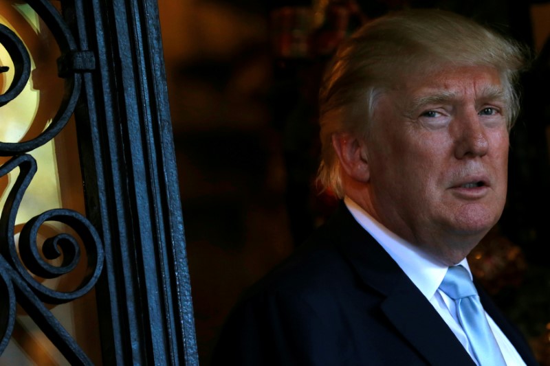 © Reuters. Trump speaks briefly to reporters between meetings at the Mar-a-lago Club in Palm Beach, Florida