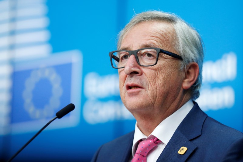 © Reuters. EU Commission President Juncker addresses a news conference during a EU leaders summit in Brussels