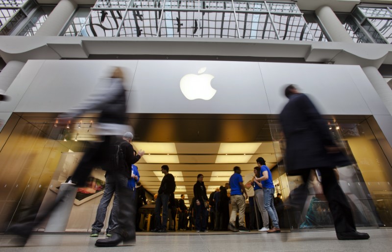 © Reuters. People walk by the Apple Store in the Eaton Centre shopping mall in Toronto