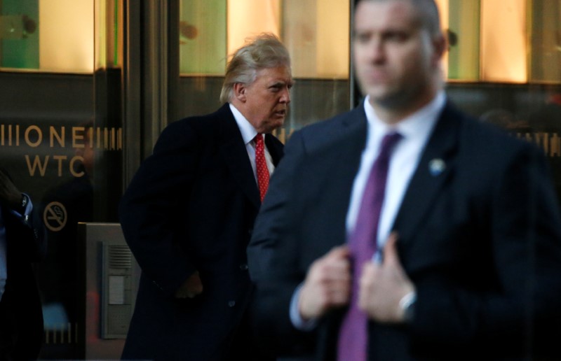 © Reuters. U.S. President-elect Donald Trump exits One World Trade Center following a meeting in Manhattan, New York