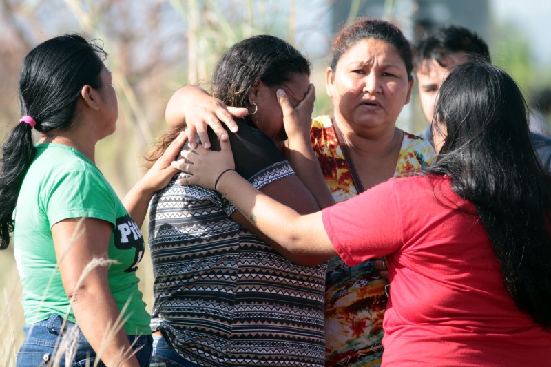 © Reuters. Parentes de presos esperam por notícias em um posto de controle próximo à Penitenciária Agrícola de Monte Cristo, a maior do Estado de Roraima, onde ao menos 33 pessoas foram mortas durante uma rebelião