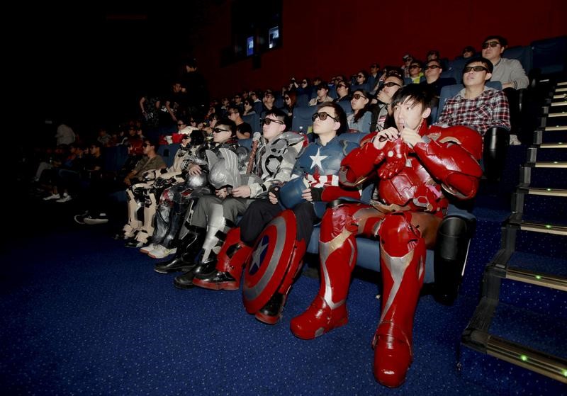 © Reuters. FILE PHOTO - Fans dressed in replic armour of the main characters in "Avengers: Age of Ultron" watch the movie in a theatre in Changchun