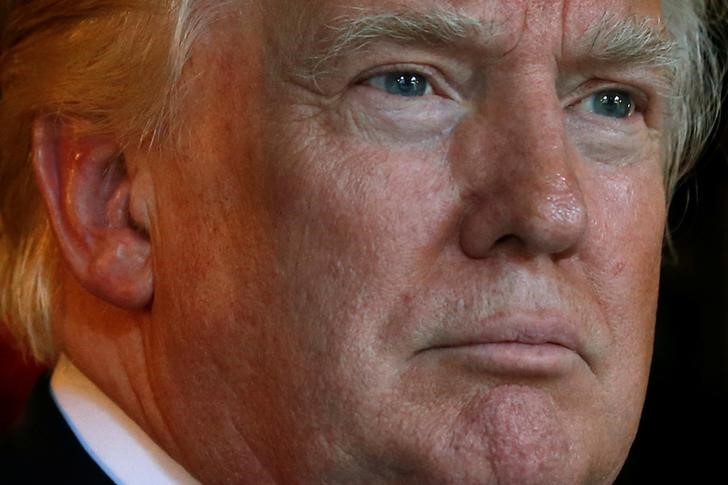 © Reuters. Presidente eleito dos Estados Unidos, Donald Trump, faz breve declaração à imprensa em Palm Beach