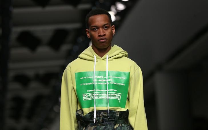 © Reuters. Modelo desfila na London Fashion Week Men's 2017, em Londres