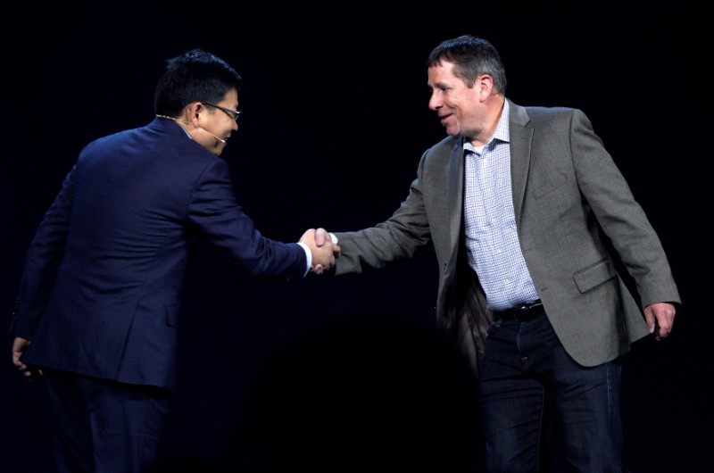 © Reuters. Steve Rabuchin, Amazon president of Amazon Alexa shakes hands with Richard Yu, CEO of Huawei Consumer Business Group during the Huawei keynote address at CES in Las Vegas