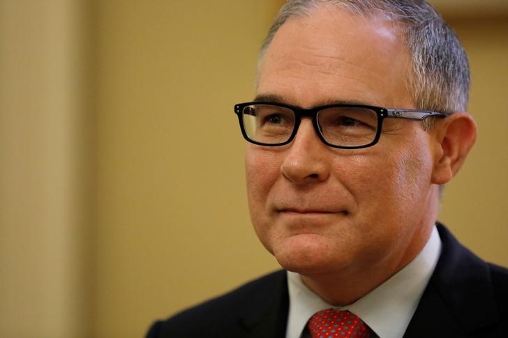 © Reuters. Oklahoma Attorney General Scott Pruitt, U.S. President-elect Donald Trump's pick as head of the Environmental Protectional Agency, meets with Senate Majority Leader Mitch McConnell in his office on Capitol Hill in Washington