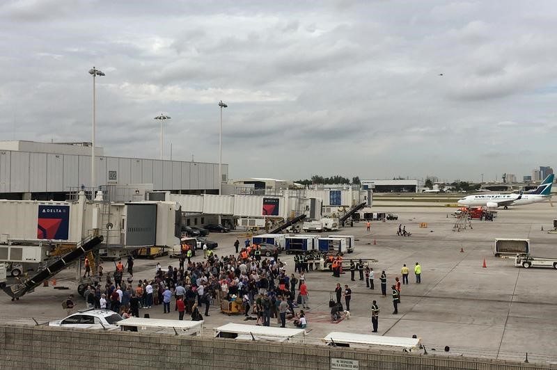 © Reuters. حادث إطلاق النار في فلوريدا يبرز حدود أمن المطارات الأمريكية