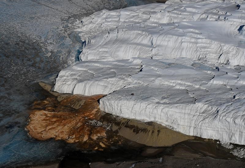 © Reuters. Los científicos advierten de que se desprenderá un inmenso iceberg de la Antártida