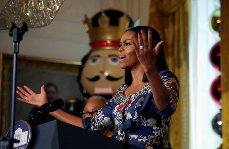 © Reuters. En un emotivo discurso de despedida, Michelle Obama elogia la diversidad