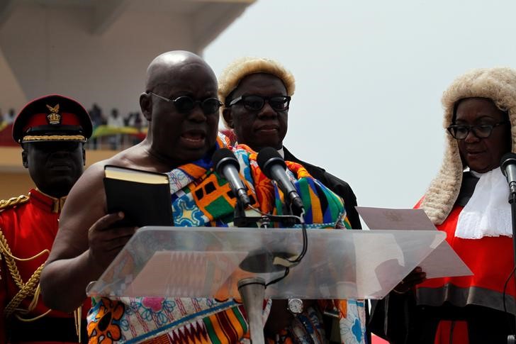 © Reuters. Ghana's President elect Nana Akufo-Addo takes the oath of office during the swearing-in ceremony lead by Ghana Chief Justice Georgina Theodora Wood at Independence Square in Accra