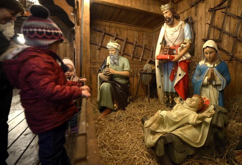 © Reuters. INCENDIE VOLONTAIRE D'UNE CRÈCHE DE NOËL À SAINT-ETIENNE