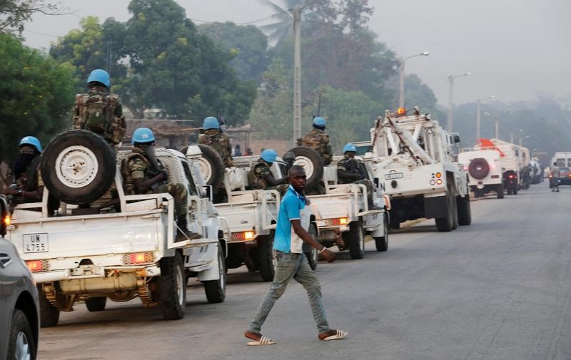 © Reuters. وزير دفاع ساحل العاج في بواكي للتحدث مع المتمردين في الجيش